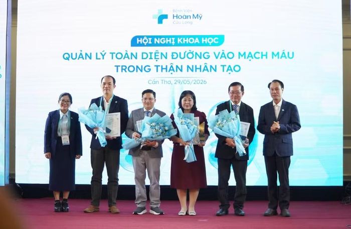 Ban Tổ chức tặng hoa cảm ơn các chuyên gia đến từ Bệnh viện Chợ Rẫy và Bệnh viện Hoàn Mỹ Cửu Long.