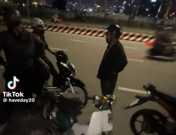 Nhóm thanh niên chặn xe người đi đường bị người dân ghi hình. Ảnh cắt từ video.