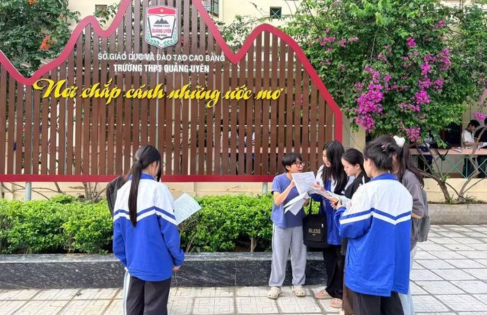 Học sinh Trường THPT Quảng Uyên trao đổi bài sau khi thi thử tốt nghiệp THPT.