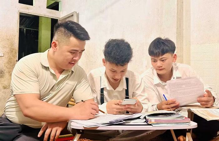 Thầy Hoàng Văn Linh, giáo viên Toán Trường THPT Nguyên Bình ôn tập cho học sinh tại xóm trọ.