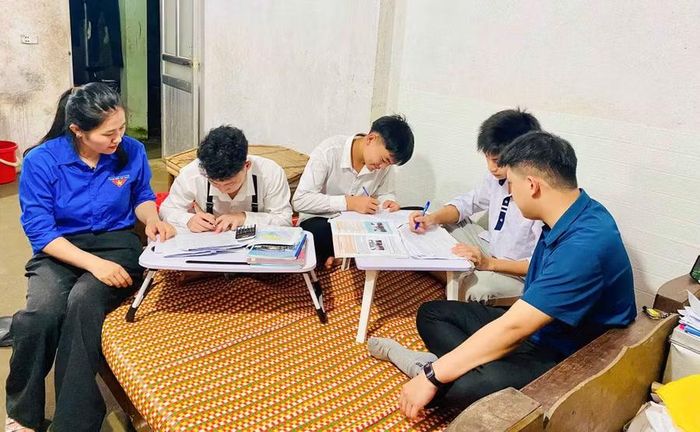 Thầy cô giáo Trường THPT Nguyên Bình đến hỗ trợ học sinh tại xóm trọ ông Cam Đức Hiệp.