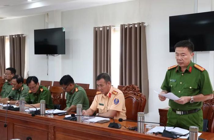 Các đại biểu đóng góp ý kiến tại cuộc họp.