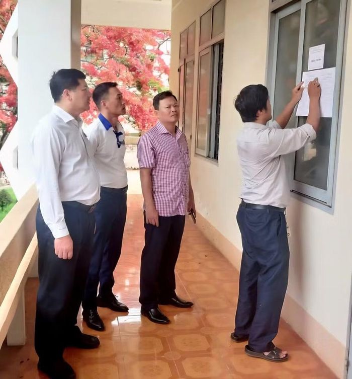 Lãnh đạo nhà trường kiểm tra công tác chuẩn bị trước Kỳ thi. (Ảnh: TT)