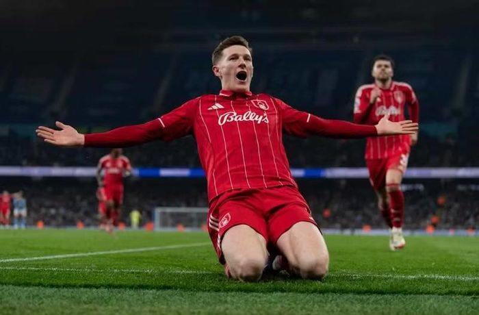 Tiền vệ Elliot Anderson: Giá trị tăng từ 32 triệu euro lên 60 triệu euro, tức tăng 28 triệu euro. Cầu thủ Nottingham Forest thăng tiến nhờ phong độ ổn định, lối chơi giàu năng lượng và sức hút của nhóm cầu thủ Anh.