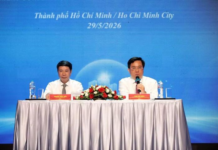 Chủ tịch UBND tỉnh Phú Thọ Trần Duy Đông và Phó Chủ tịch UBND tỉnh Nguyễn Khắc Hiếu trực tiếp trao đổi, trả lời ý kiến, đề xuất của nhà đầu tư tại hội nghị