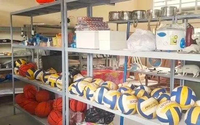 Một chiếc kệ do ông Trần Văn Tâm làm ra được sử dụng trong trường.