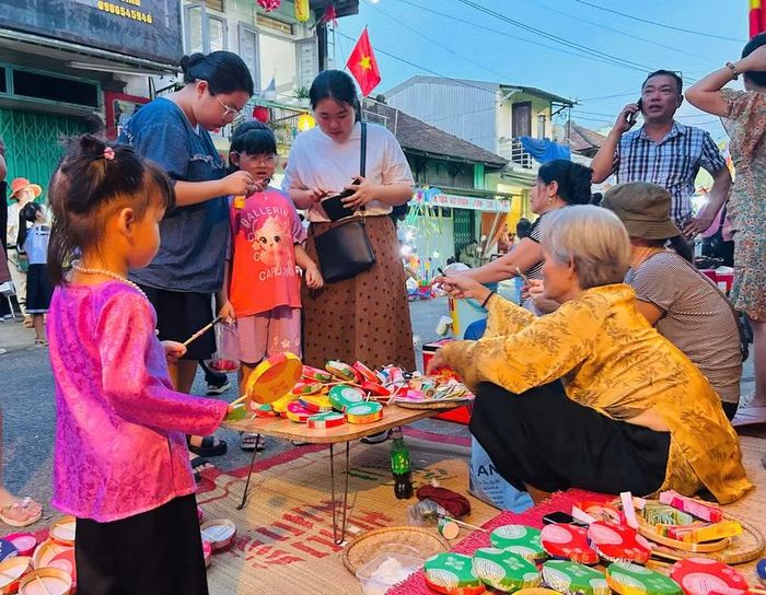 Nhiều hoạt động trải nghiệm trò chơi dân gian cho trẻ em.