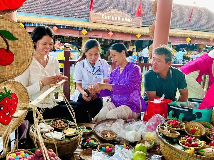 Không gian ẩm thực với nhiều loại bánh đặc trưng vùng Bao Vinh xưa.
