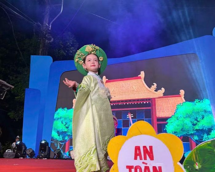Những bộ áo dài xưa đẹp mắt được học sinh tiểu học trình diễn.