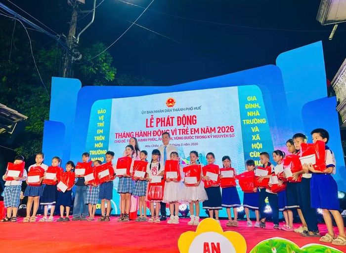 Trao quà cho học sinh giỏi.