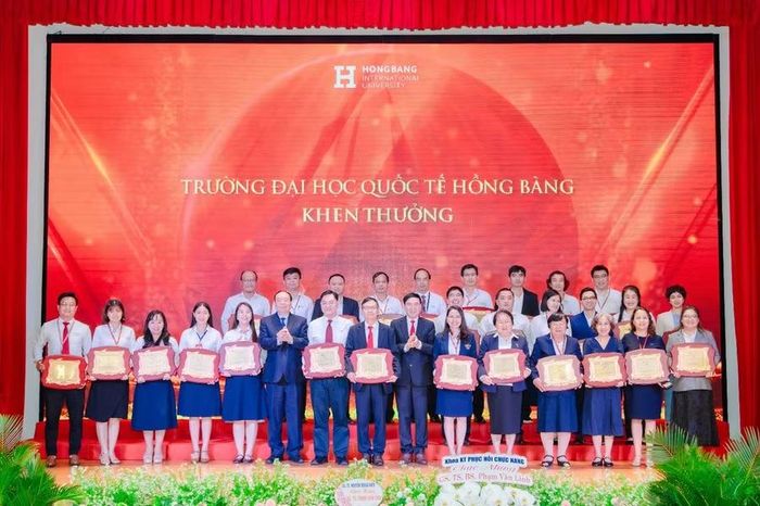 Trường Đại học Quốc tế Hồng Bàng khen thưởng các tập thể, cá nhân có đóng góp tích cực trong giai đoạn 2021-2026.