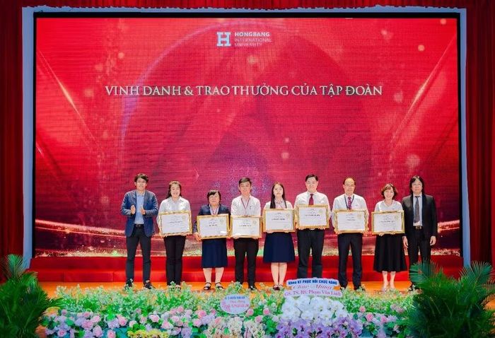 Tập đoàn Nguyễn Hoàng vinh danh các cá nhân có nhiều đóng góp cho sự phát triển của HIU trong giai đoạn 2021-2026.