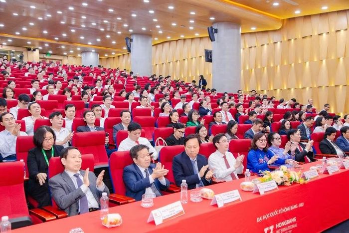 Chương trình tổng kết công tác 5 năm 2021-2026 của HIU có sự tham dự của lãnh đạo Tập đoàn Nguyễn Hoàng, Hội đồng trường, đối tác và cán bộ, giảng viên nhà trường.