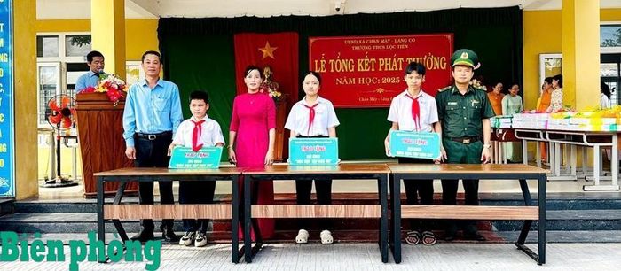 Đại diện Đồn Biên phòng cửa khẩu cảng Chân Mây, Bộ đội Biên phòng thành phố Huế tặng mô hình “Góc học tập cho em” cho học sinh có hoàn cảnh khó khăn vươn lên trong học tập trên địa bàn. Ảnh: Quỳnh Anh