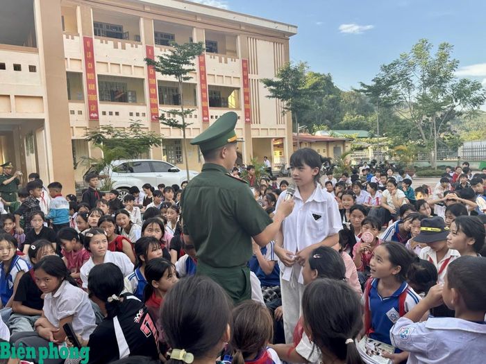 Cán bộ Đồn Biên phòng Nậm Nhừ, Bộ đội Biên phòng tỉnh Điện Biên đẩy mạnh giáo dục truyền thống cách mạng, bồi đắp lòng yêu nước, niềm tự hào dân tộc cho học sinh ở khu vực biên giới. Ảnh: Xuân Điềm