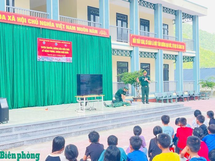 Nhân Ngày Quốc tế Thiếu nhi 1/6, cán bộ Đồn Biên phòng Tam Chung, Bộ đội Biên phòng tỉnh Thanh Hóa tổ chức các hoạt động ngoại khóa, tuyên truyền, hướng dẫn kỹ năng phòng, chống đuối nước cho học sinh trước khi nghỉ Hè. Ảnh: Nguyên Túc