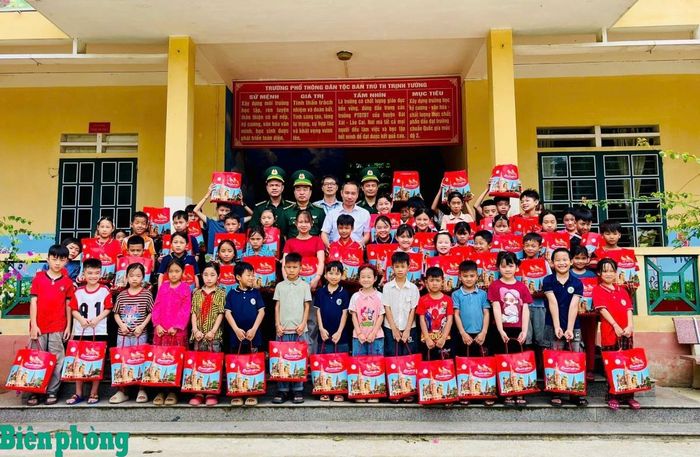 Đoàn Thanh niên và Hội Phụ nữ Bộ đội Biên phòng tỉnh Lào Cai phối hợp cùng các đơn vị tổ chức tặng quà cho học sinh có hoàn cảnh khó khăn trên địa bàn xã Trịnh Tường, tỉnh Lào Cai. Ảnh: Vũ Thành