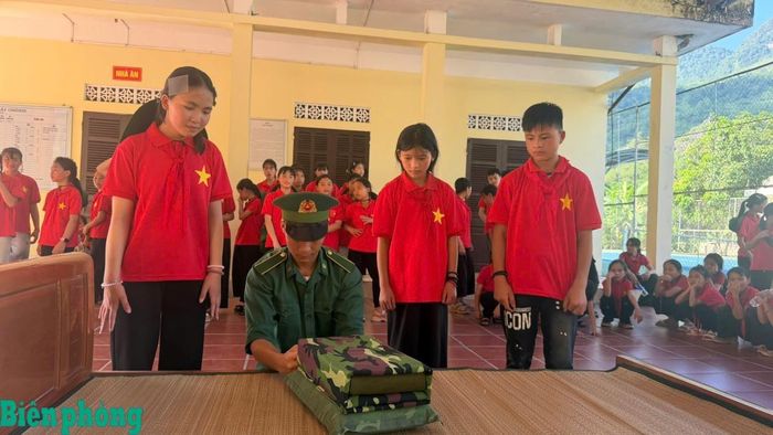 Đồn Biên phòng cửa khẩu quốc tế Thanh Thủy, Bộ đội Biên phòng tỉnh Tuyên Quang phối hợp với Trường Phổ thông dân tộc bán trú Tiểu học và Trung học cơ sở Cao Mã Pờ, xã Tùng Vài, tỉnh Tuyên Quang tổ chức Chương trình “Tiết học biên cương” cho gần 200 cán bộ, giáo viên, học sinh nhân dịp Ngày Quốc tế Thiếu nhi 1/6. Ảnh: Văn Nghĩa