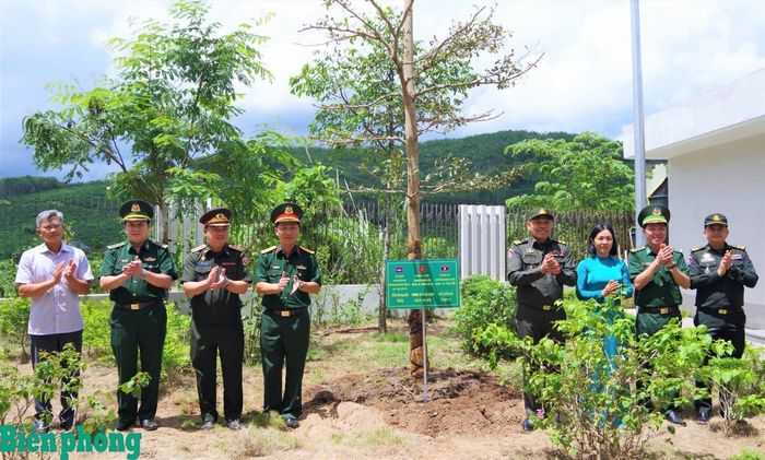 Đại diện sĩ quan trẻ ba nước Việt Nam - Lào - Campuchia và lãnh đạo chính quyền địa phương trồng cây lưu niệm tại Nhà văn hóa hữu nghị Việt Nam - Lào - Campuchia. Ảnh: Thạnh Đoàn
