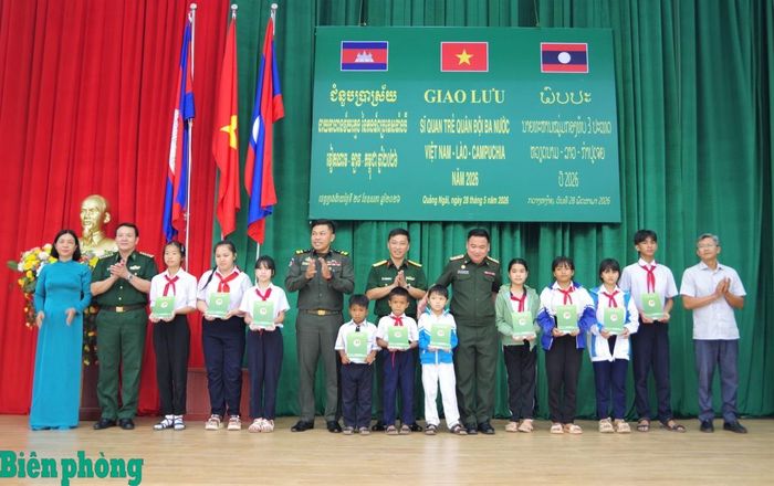 Ban tổ chức chương trình trao tặng quà cho học sinh có hoàn cảnh khó khăn trên địa bàn xã Bờ Y. Ảnh: Thạnh Đoàn