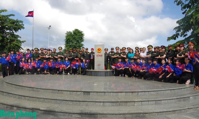 Sĩ quan trẻ ba nước Việt Nam - Lào - Campuchia chụp ảnh lưu niệm tại cột mốc ngã ba biên giới. Ảnh: Thạnh Đoàn
