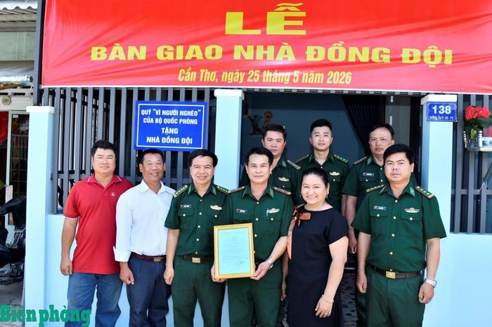 Đại diện Bộ đội Biên phòng thành phố Cần Thơ bàn giao nhà đồng đội cho gia đình Thiếu tá, Quân nhân chuyên nghiệp Nguyễn Văn Út. Ảnh: Văn Long