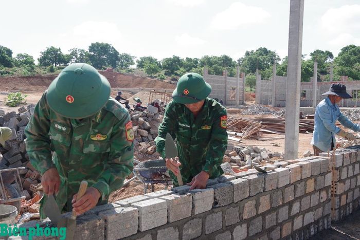Cán bộ, chiến sĩ Bộ đội Biên phòng tỉnh Gia Lai tham gia hỗ trợ xây dựng Trường Phổ thông nội trú liên cấp Tiểu học và Trung học cơ sở trên địa bàn xã Ia Púch, tỉnh Gia Lai. Ảnh: Công Cường