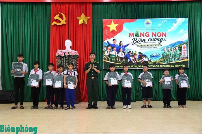 Cán bộ Đồn Biên phòng Xuân Đài, Bộ đội Biên phòng tỉnh Đắk Lắk trao các suất quà tới các em học sinh có hoàn cảnh khó khăn trong Chương trình “Măng non biên cương” năm 2026. Ảnh: Lý Huỳnh