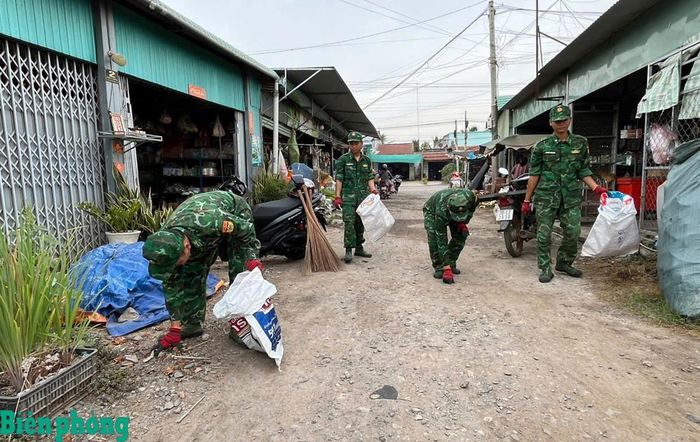 Chi đoàn Đồn Biên phòng Vàm Trảng Trâu, Bộ đội Biên phòng tỉnh Tây Ninh tích cực tham gia “Ngày Chủ nhật xanh” trên địa bàn xã Đoàn Hòa Hội, tỉnh Tây Ninh. Ảnh: Đinh Quân