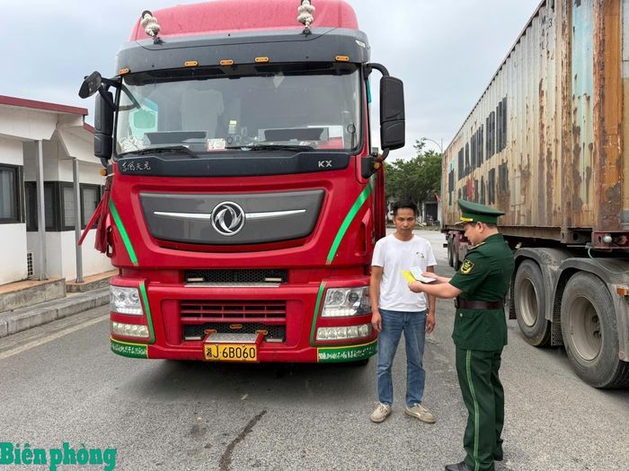 Cán bộ Đồn Biên phòng cửa khẩu Chi Ma, Bộ đội Biên phòng tỉnh Lạng Sơn kiểm tra giấy tờ, làm thủ tục cho phương tiện nhập khẩu qua cửa khẩu Chi Ma. Ảnh: Vy Thượng