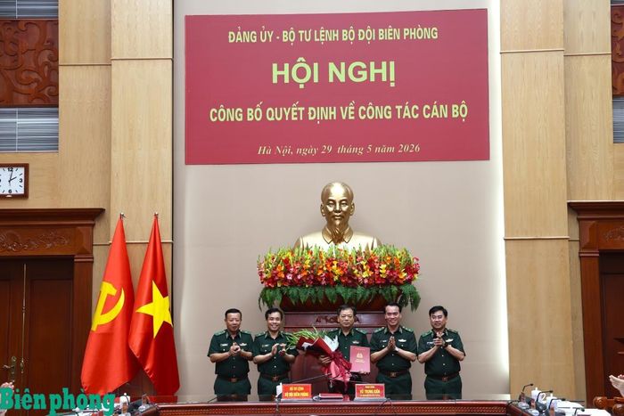 Thủ trưởng Bộ Tư lệnh Bộ đội Biên phòng chúc mừng Thiếu tướng Nguyễn Văn Thiện. Ảnh: Xuân Khoa