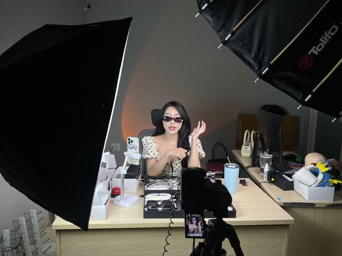 Sau nhiều giờ liên tục livestream bán hàng, bạn Nguyễn Thùy Linh vẫn giữ tràn đầy nhiệt huyết trước camera. Ảnh: Lưu Hương