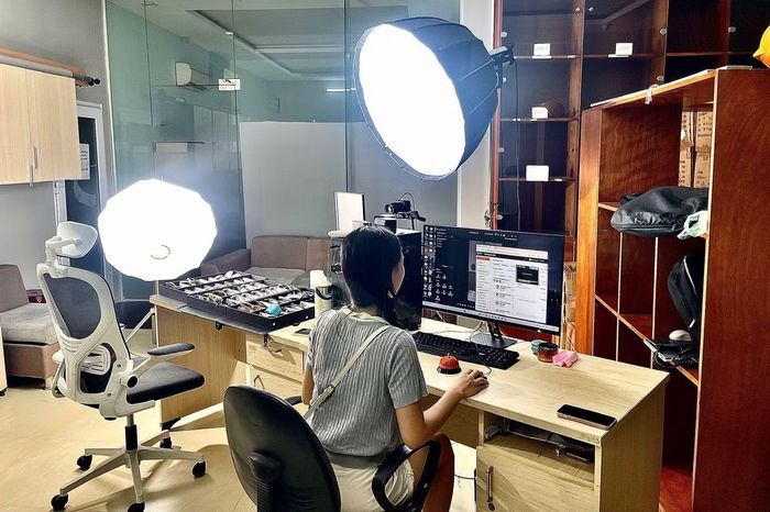 Không gian một studio livestream bán hàng tại Đà Nẵng. Ảnh: Lưu Hương