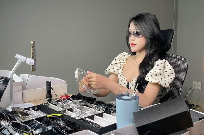  Bạn Nguyễn Thùy Linh đang bán những mẫu mắt kính thời trang trong buổi livestream. Ảnh: Lưu Hương 