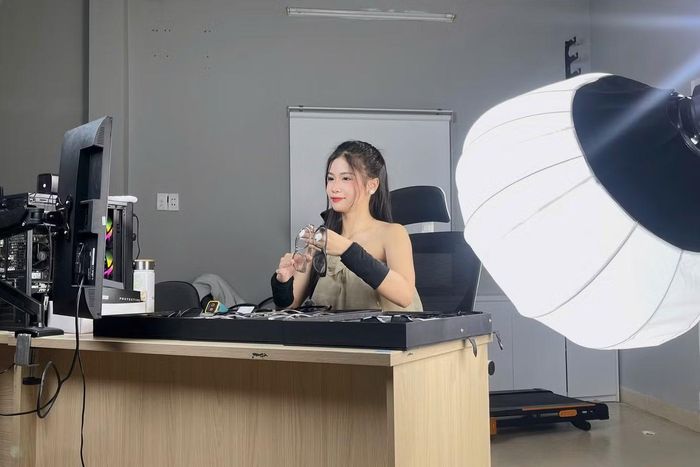  Làm việc liên tục trước ống kính, tương tác và giữ năng lượng tươi vui với khách hàng. Ảnh: Lưu Hương 