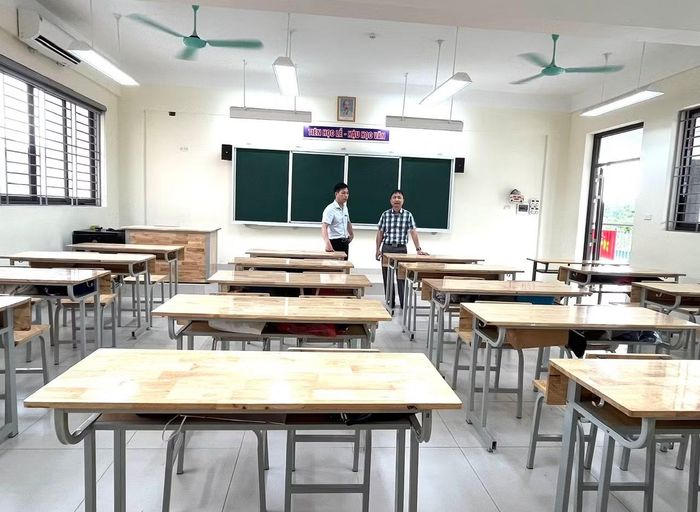 Kiểm tra cơ sở vật chất chuẩn bị cho kì thi tại điểm thi Trường THPT Yên Viên Ảnh: H.H