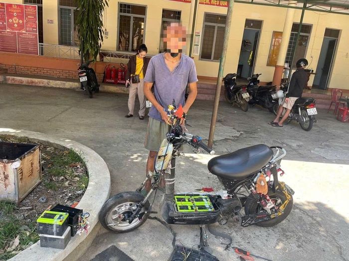 Nam thanh niên 22 tuổi tại Đắk Lắk và chiếc xe đạp điện đã độ chế. Ảnh: Cục CSGT