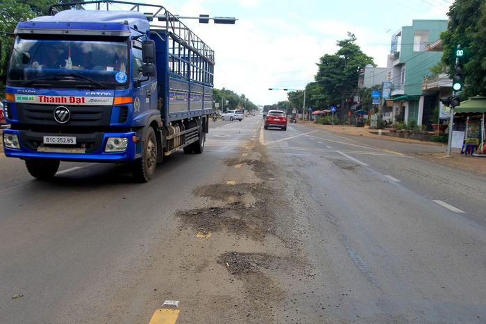 Ghi nhận của phóng viên báo Tiền Phong cho thấy, dọc Quốc lộ 19 dày đặc các điểm hư hỏng, chắp vá. Trong khi đó, việc nâng cấp Quốc lộ 19 vừa xong vào cuối năm 2024.