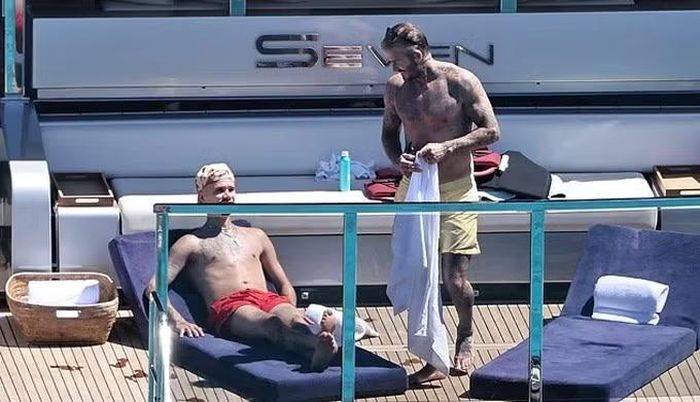 Khoảnh khắc David Beckham cùng con trai Romeo cởi trần tắm nắng, trò chuyện.
