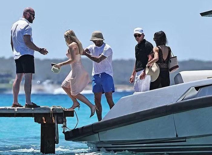Khán giả hướng sự chú ý đến Harper Beckham trong chuyến đi. Con gái út nhà Beck ngày càng trổ mã, đằm tính khi xuất hiện ở chỗ công cộng.