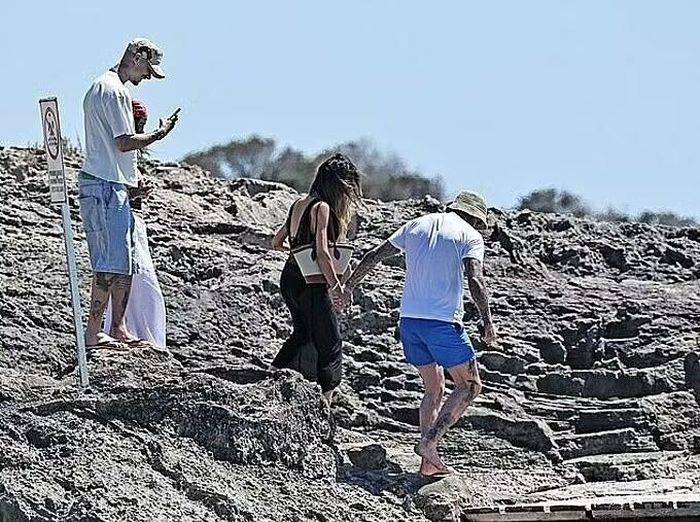 Romeo Beckham ghi lại khoảnh khắc bố mẹ loạng choạng, di chuyển khó khăn trên bãi biển gần siêu du thuyền đắt đỏ.