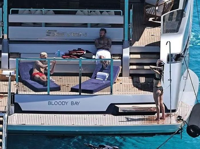 Romeo Beckham ghi lại khoảnh khắc bạn gái tạo dáng sau buổi lặn gần du thuyền.