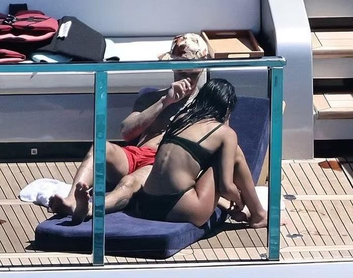 Romeo Beckham thể hiện sự quan tâm với bạn gái. Daily Mail mô tả cả hai "không rời nhau", con trai nhà Beck ra dáng người lớn, cưng chiều Kim Turnbull.
