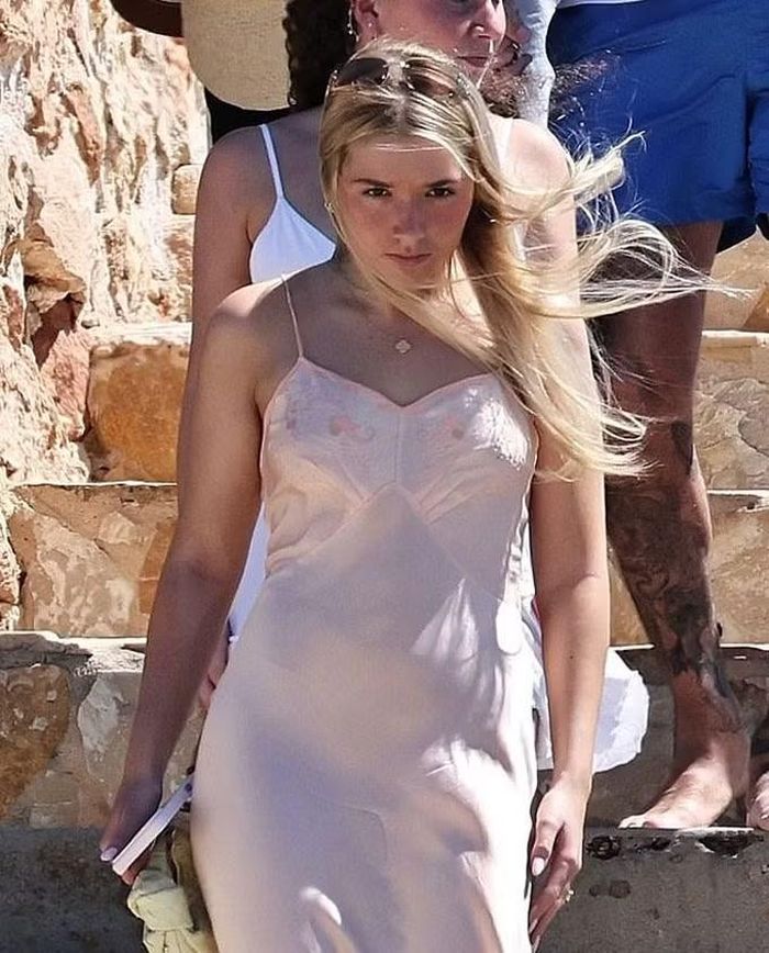 Harper Beckham gần đây theo đuổi phong cách trưởng thành, cá tính. Con gái út nhà Beck sớm bộc lộ niềm yêu thích với thời trang, được nhận xét có gu giống nhà thiết kế Victoria Beckham.