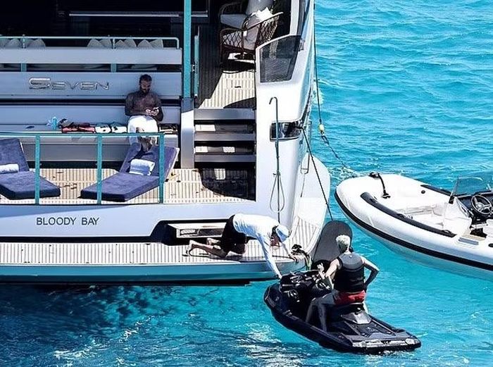 Siêu du thuyền Seven thuộc dòng Riva 130 Bellissima được đóng riêng tại Italy. Tên du thuyền được đặt theo số áo của David Beckham thời anh còn là siêu sao của bóng đá Anh.