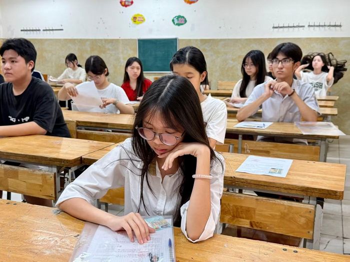 Thí sinh nghe phổ biến quy chế thi sáng nay