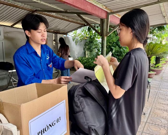 Thí sinh gửi đồ đạc tư trang cá nhân tại khu vực riêng ở điểm thi THCS Mỗ Lao, Hà Đông, Hà Nội