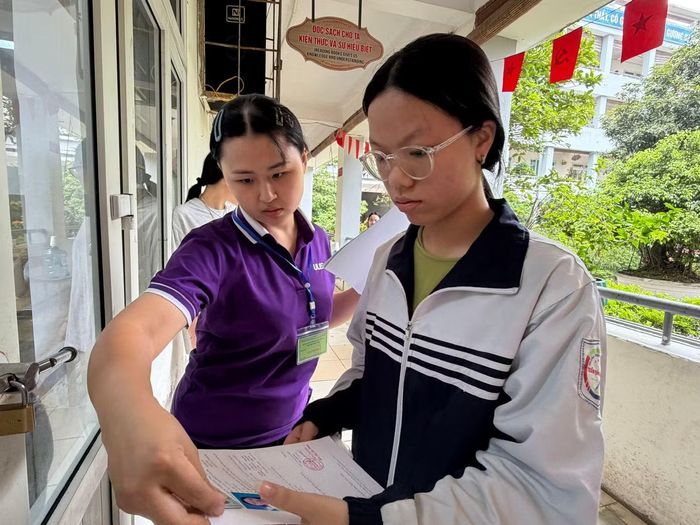 Cán bộ coi thi gọi thí sinh vào phòng