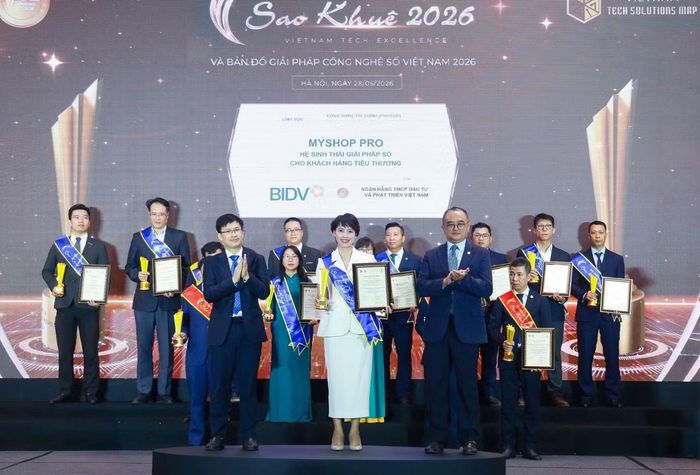 Đại diện Ban Sản phẩm bán lẻ BIDV nhận giải thưởng Sao Khuê 2026 với sản phẩm MyShop Pro