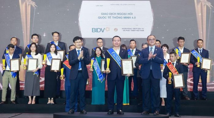 Ông Vương Thành Long, Phó Trưởng Khối Thị trường tài chính và Kinh doanh vốn, Giám đốc Ban Kinh doanh vốn và Tiền tệ nhận giải thưởng Sao Khuê 2026 về sản phẩm Giao dịch ngoại hối quốc tế thông minh 4.0